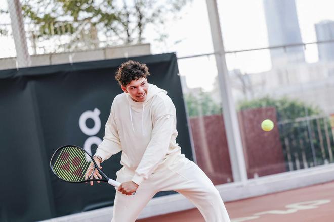 上略显犹疑 上略显犹疑